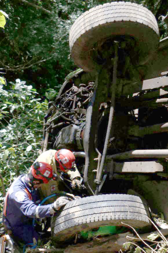 Recuperan cuerpo de una mujer en bus accidentado 2