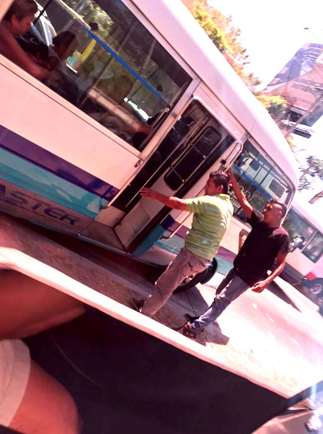 Microbús ruta 41-A queda atorado en bulevar del Ejército 2