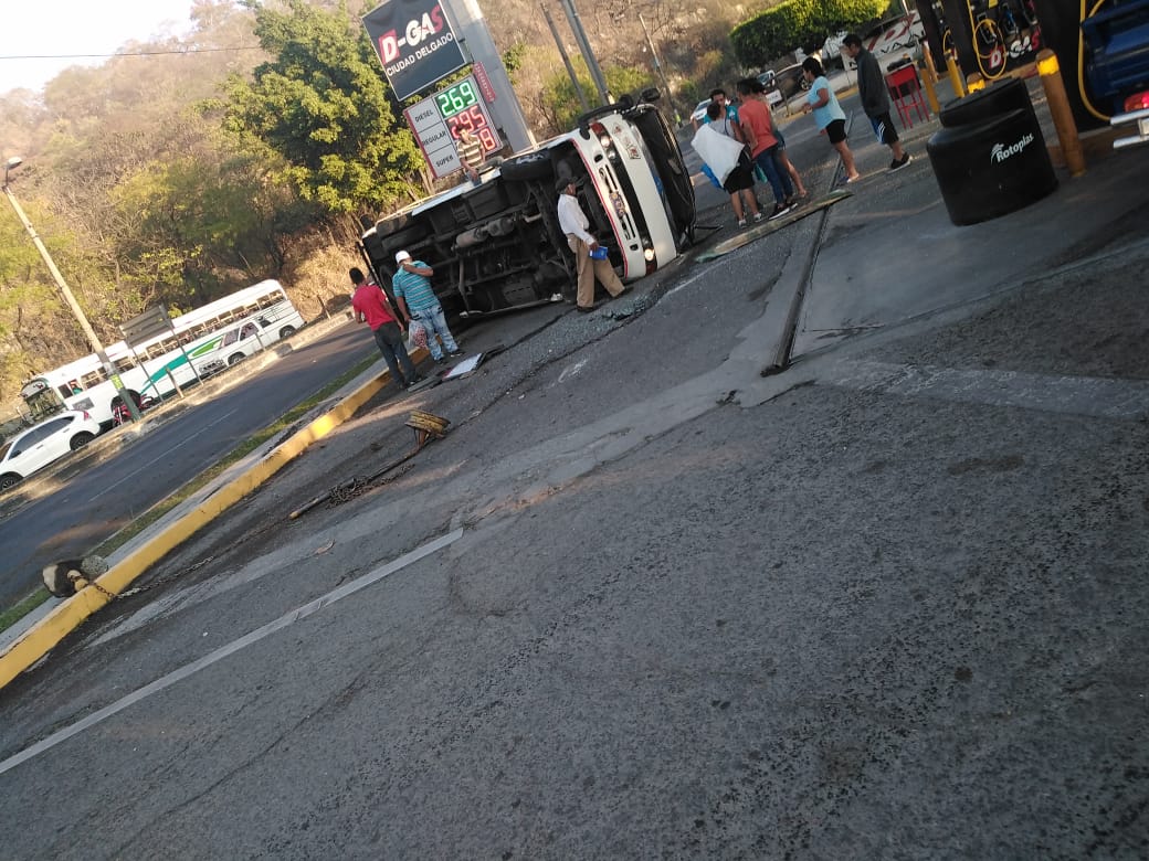 Microbus volcado de la 38