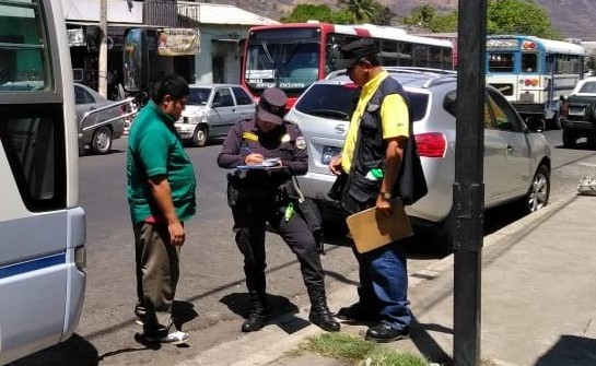 Quitando placas a microbuseros