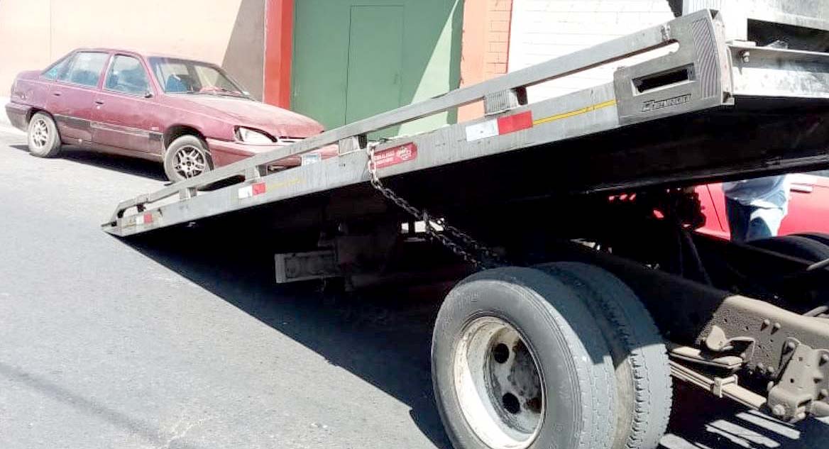 Santa Tecla decomisan vehículo