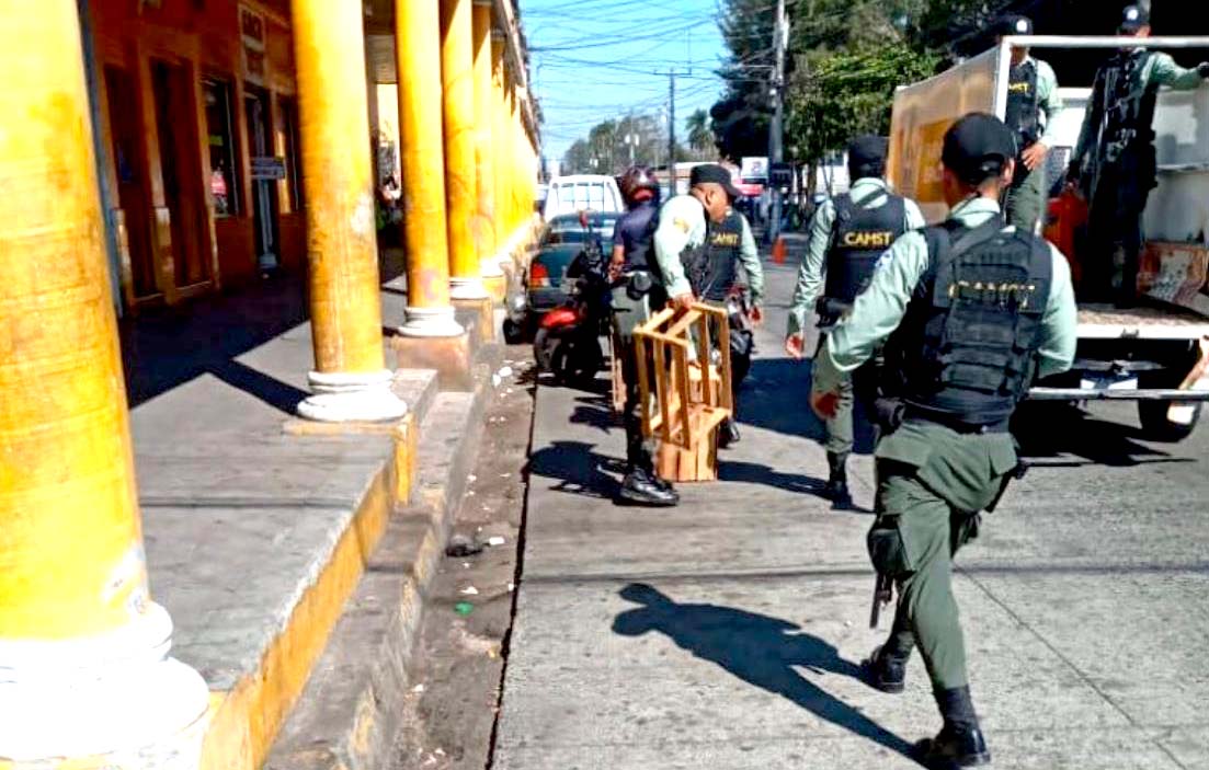 Retiran objetos con los que reservan espacio en Santa Tecla 2
