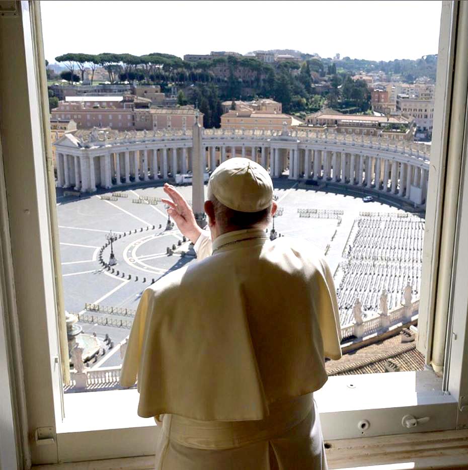 Papa bendice a los peregrinos en la plaza San Pedro 2