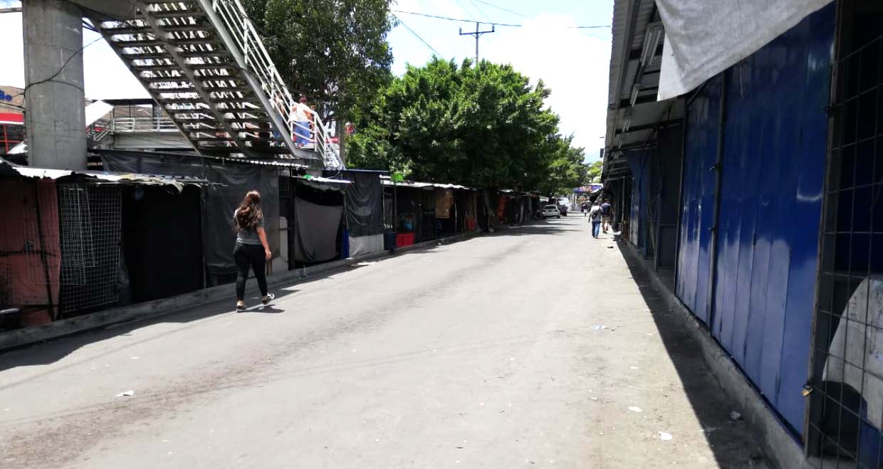 Frente a Walmart Soyapango 1