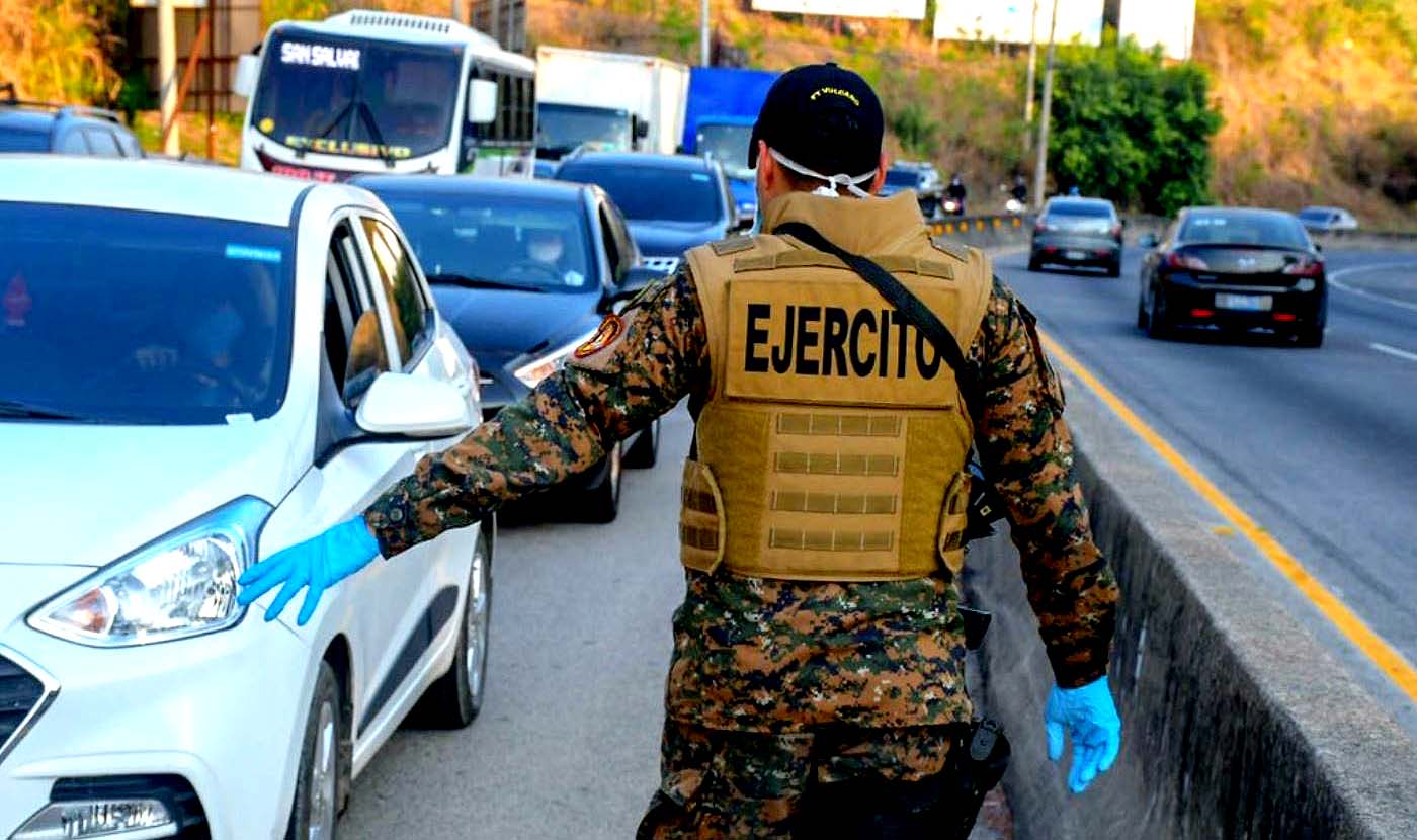 Militares en controles vehiculares Fuerza Armada
