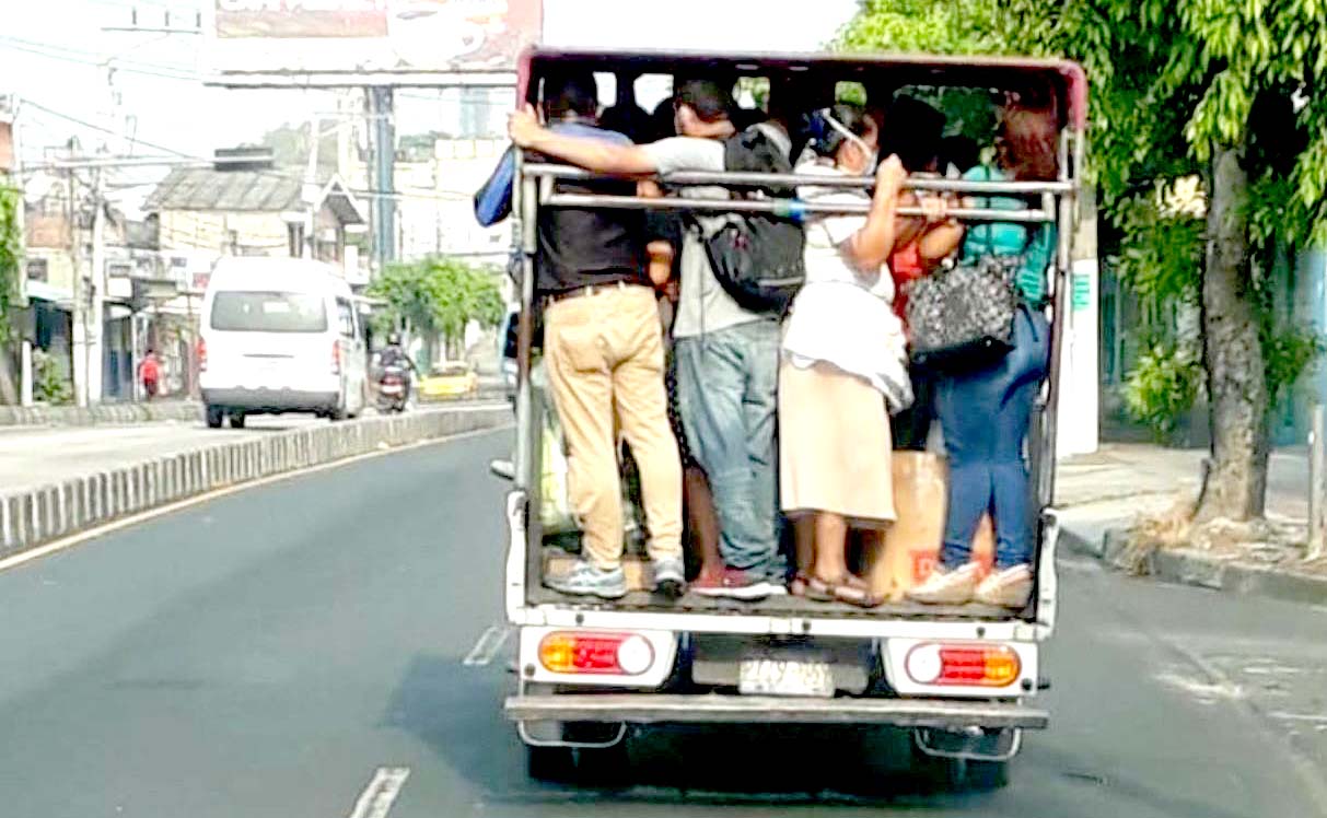 Ciudadanos en camión