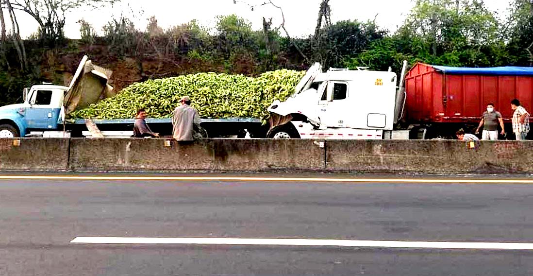 Accidente rastra que transportaba plátanos 1 Alertux