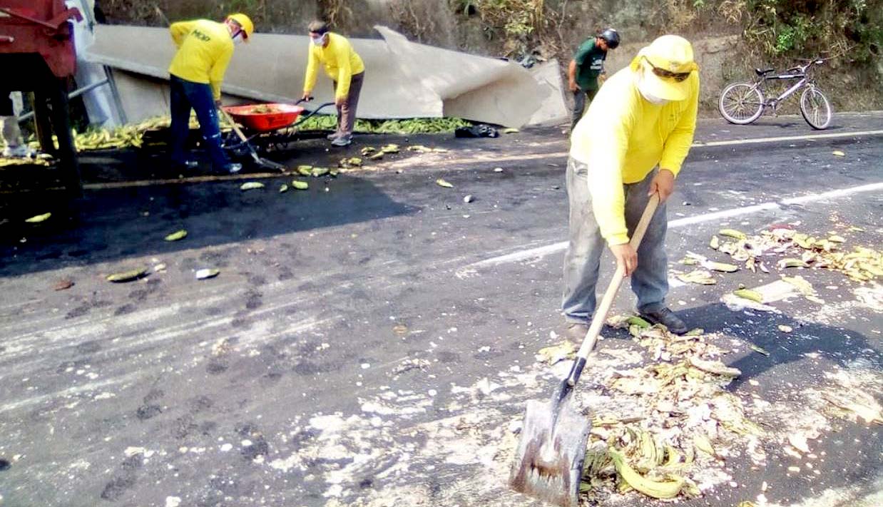Accidente rastra que transportaba plátanos 3 MOP