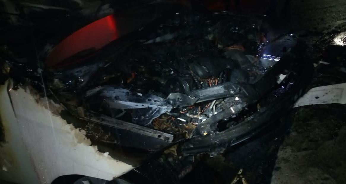 Carro incendiado en San Martín 4