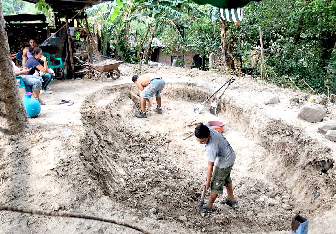 Construyen una piscina en Panchimalco 1