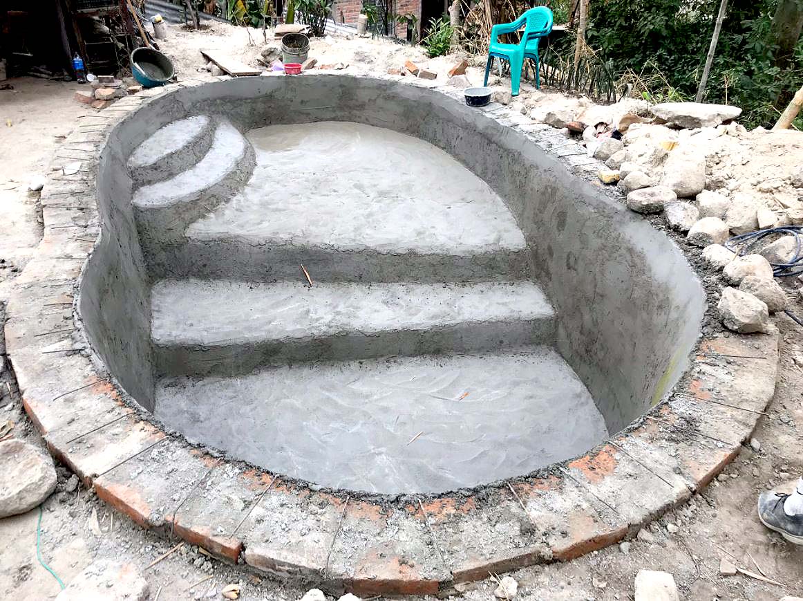 Construyen una piscina en Panchimalco 3