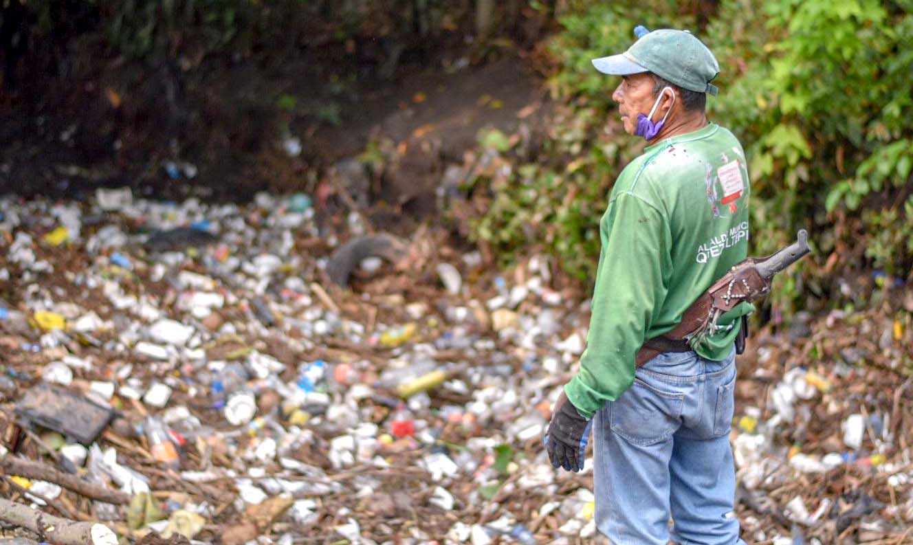 Basura en quebradas de Quezltepeque 2