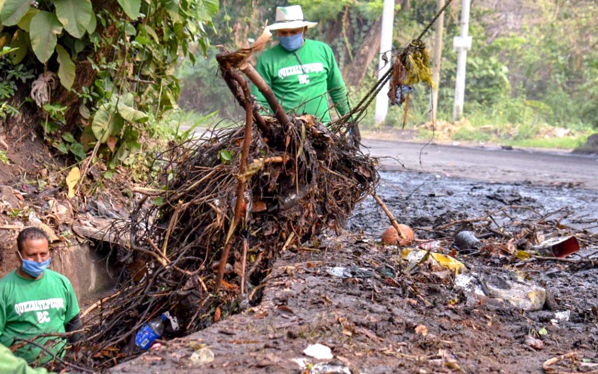 Basura en quebradas de Quezltepeque 3