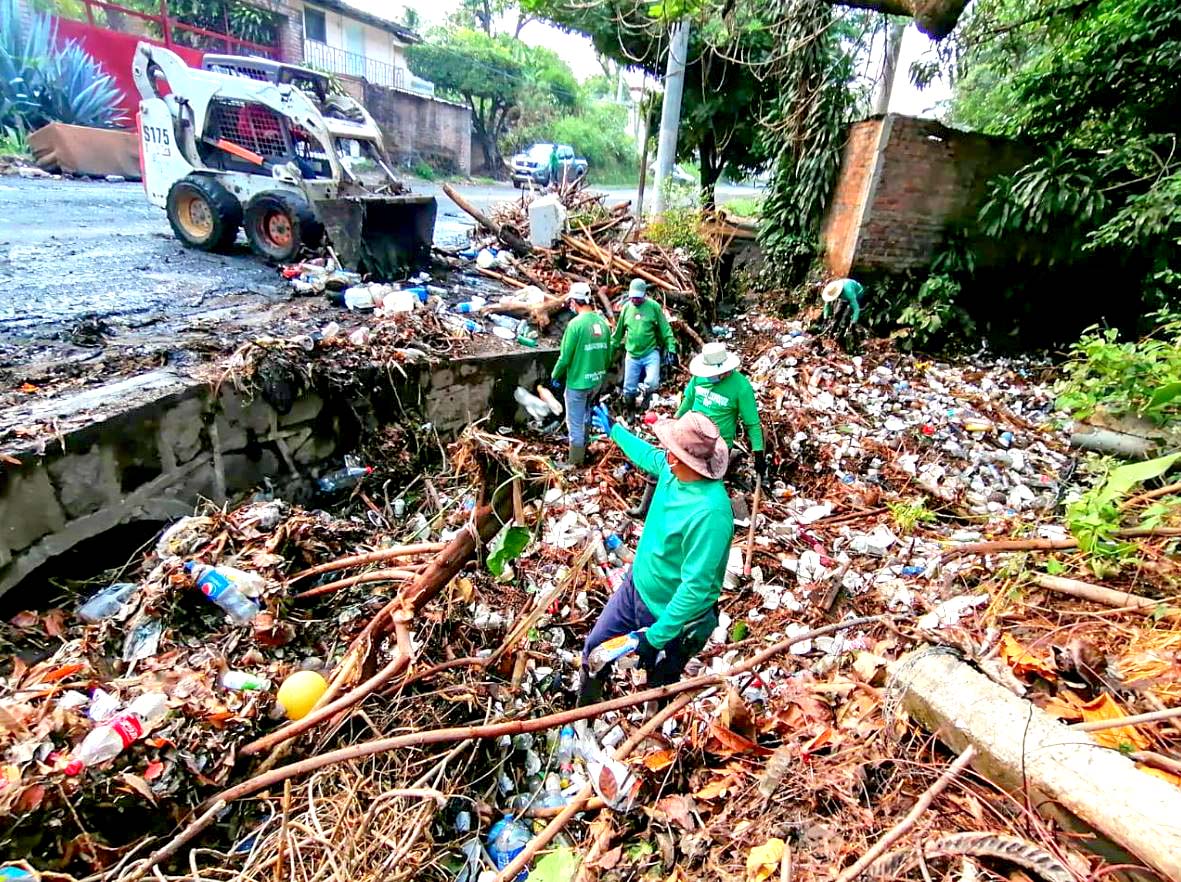 Basura en quebradas de Quezltepeque 4