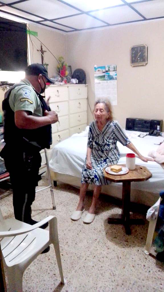 Ayudan a una anciana de 92 años en Santa Tecla