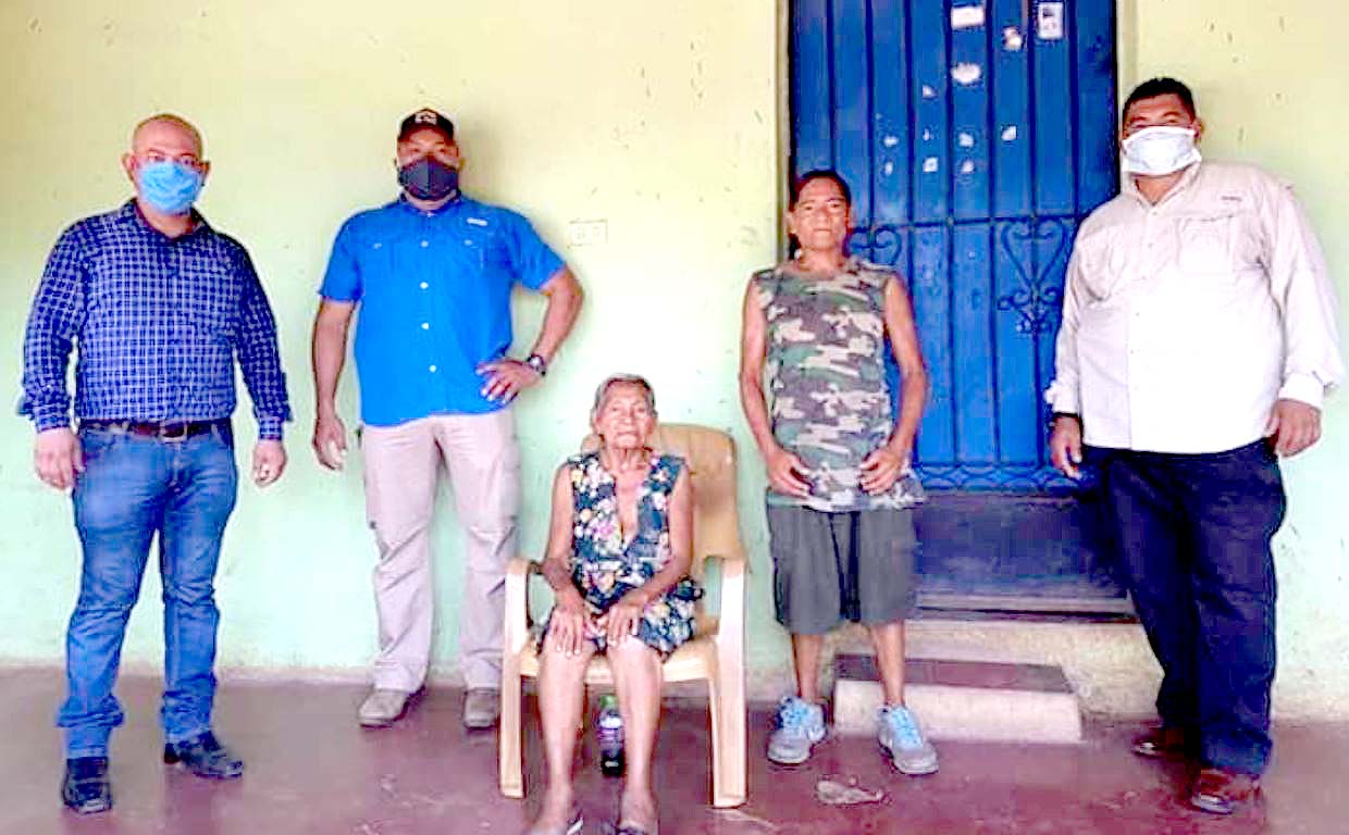 Ayudan a familia que dormían sobre tejas en Suchitoto 1