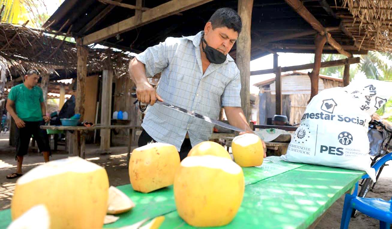 Hombre regala cocos a militares en Usulután 3