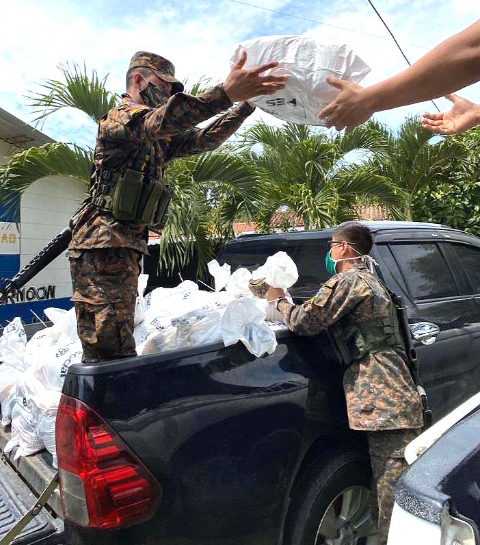 Militar entregando paquetes de alimentos 3