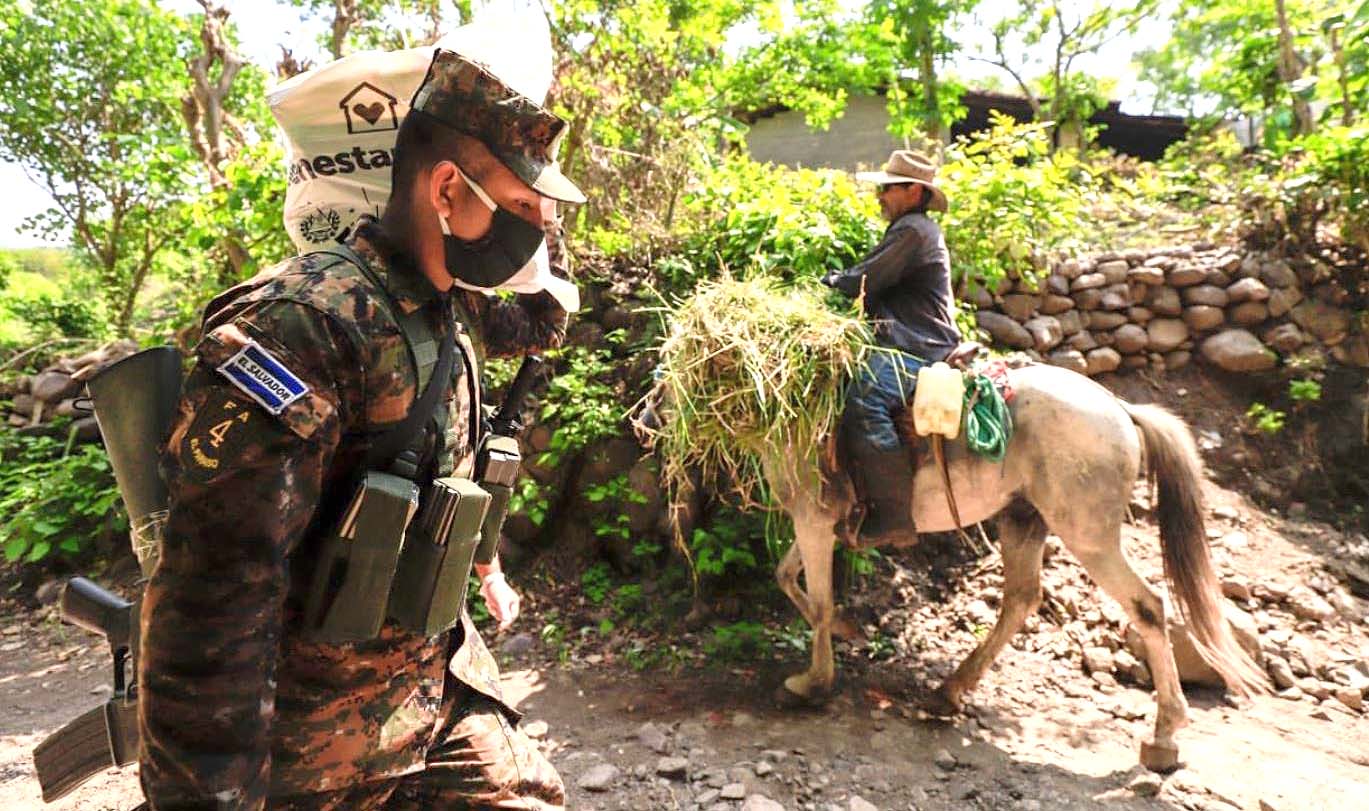 Militar entregando paquetes de alimentos 4