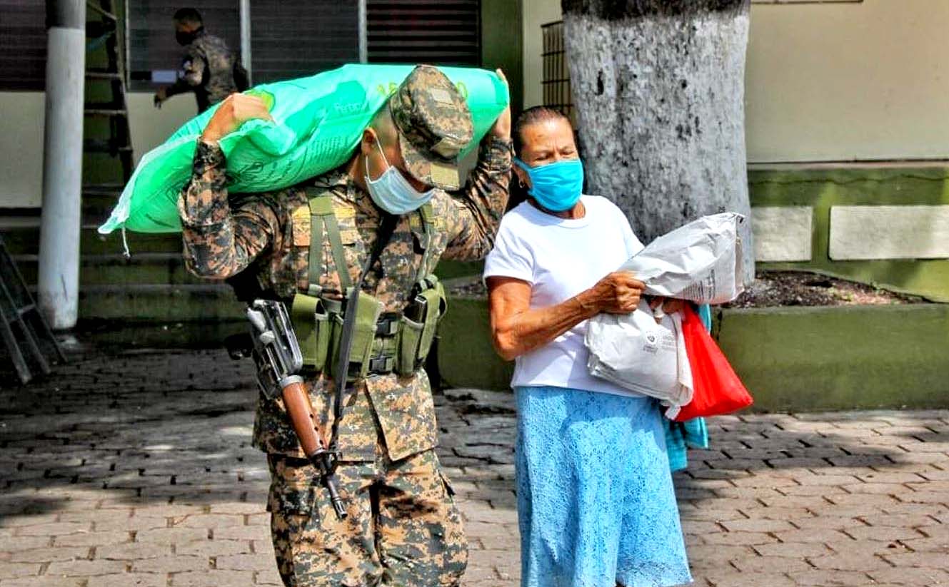 Militar entregando paquetes de alimentos en San Vicente