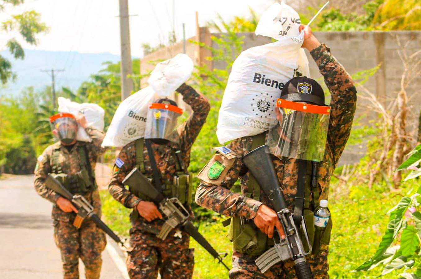 Militares entregando alimentos 2
