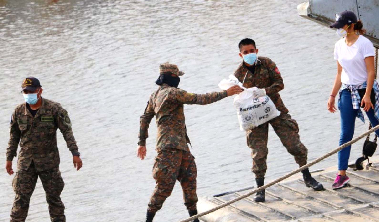 Militares listo para repartir paques en la Isla Pirraya Usulután 2