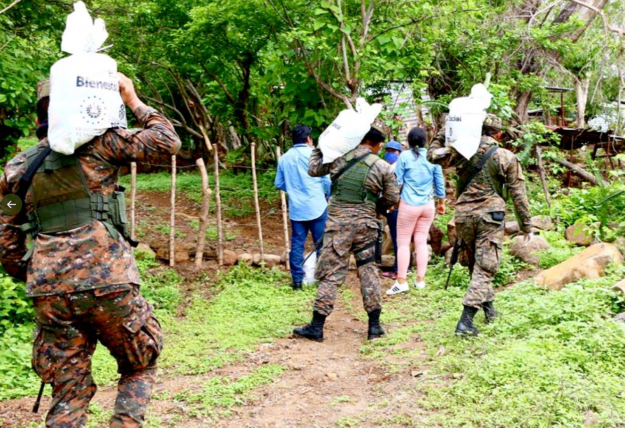 Militares ayudando 1