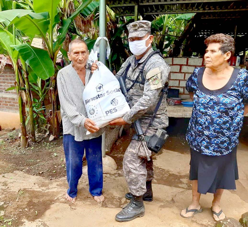 Militares ayudando 2