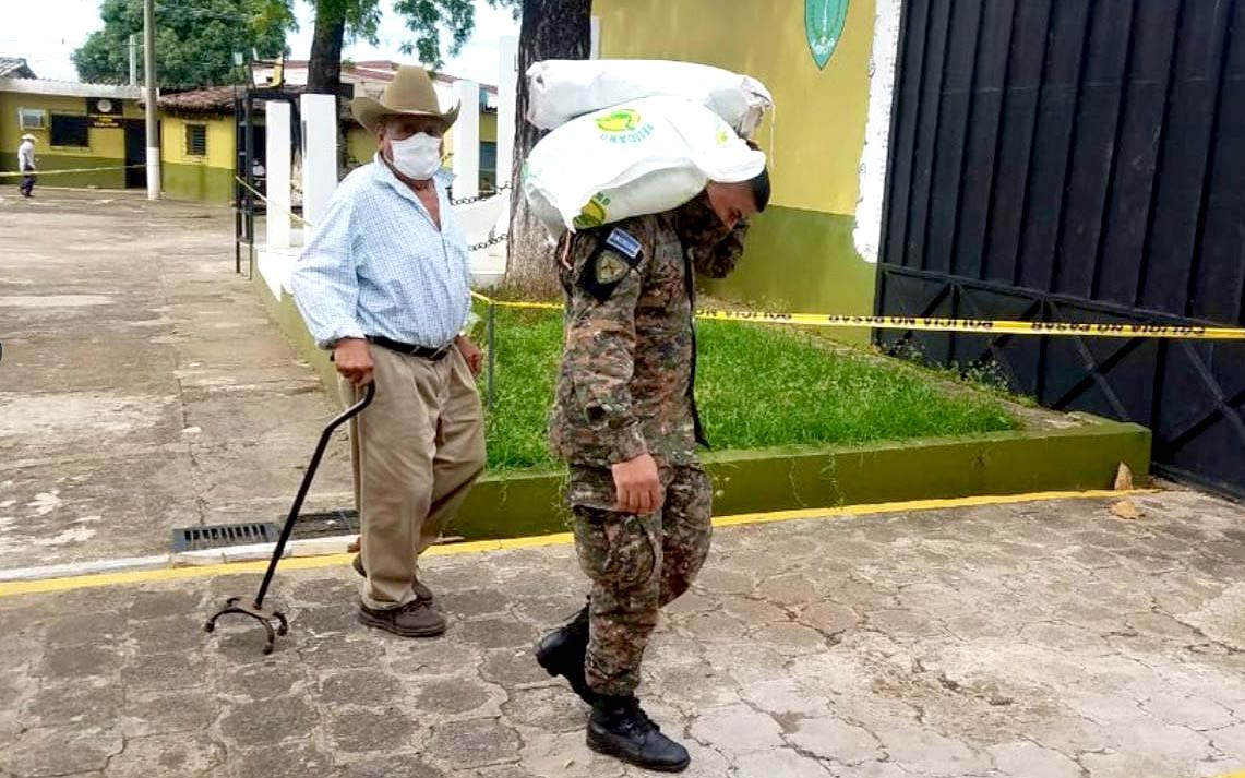 Militares ayudando 3