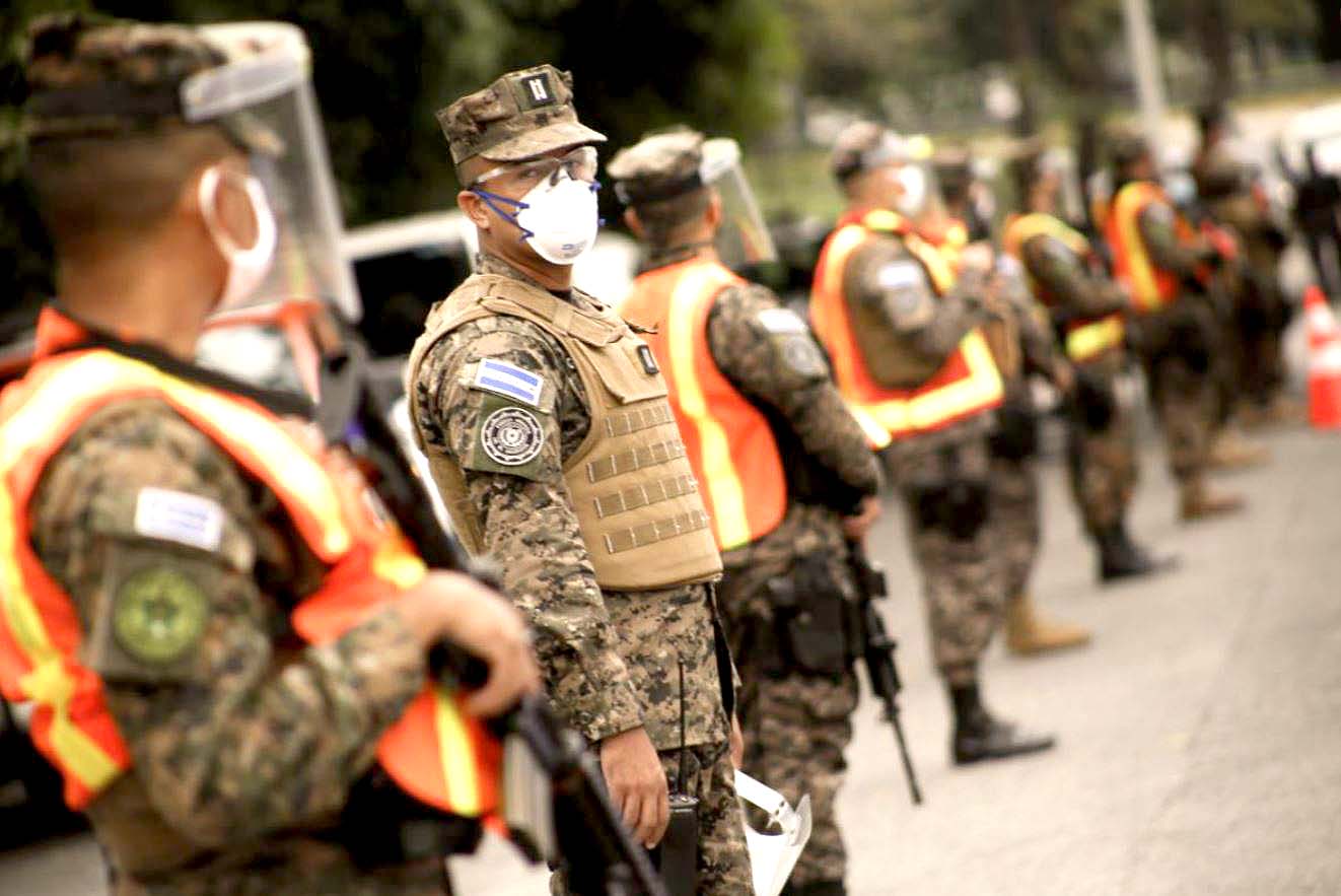 Militares ayudando 4