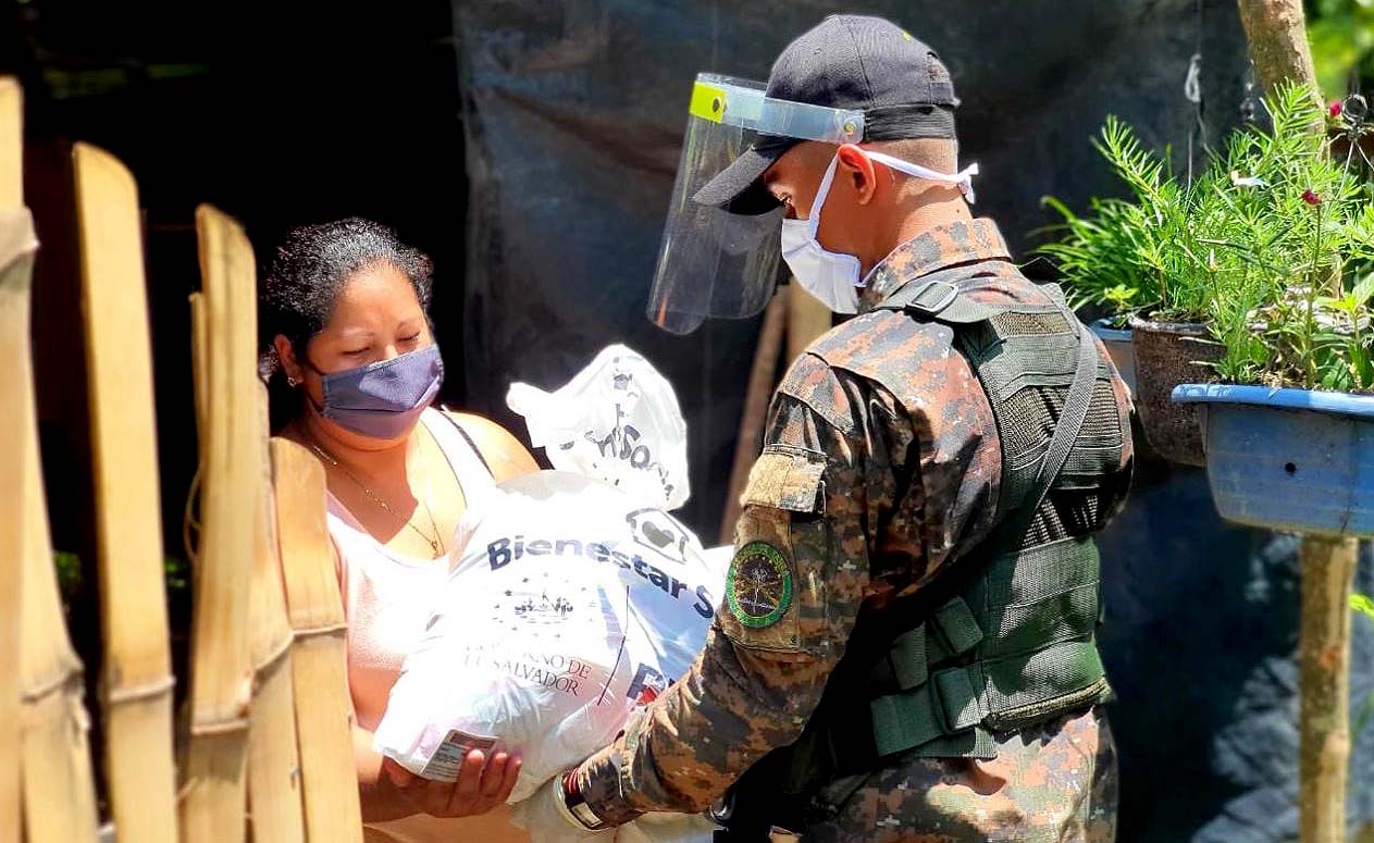 Militares ayudando 5