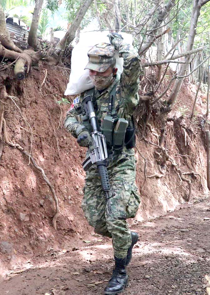 Militares ayudando 6