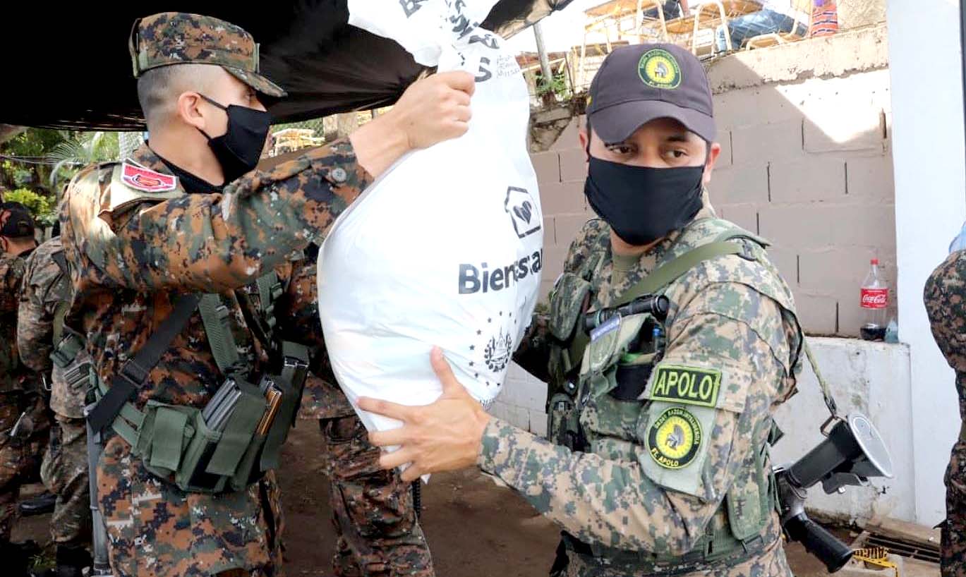 Militares ayudando 7