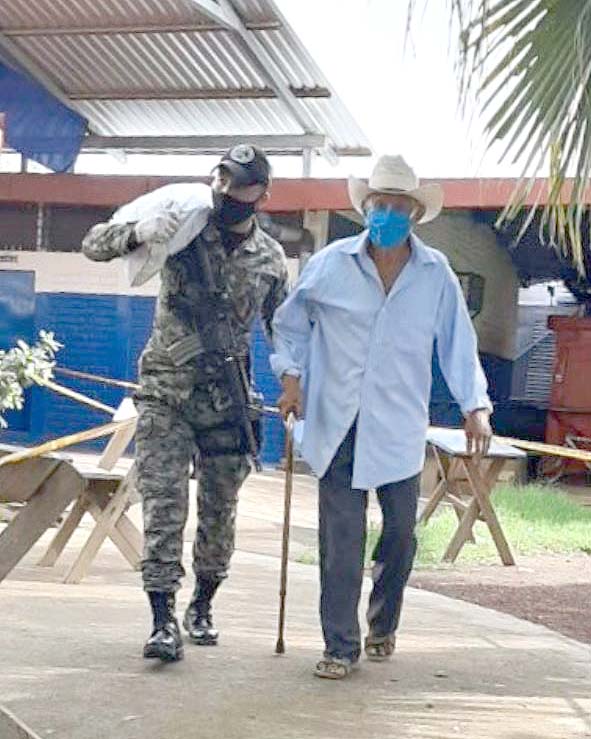 Militares ayudando 8