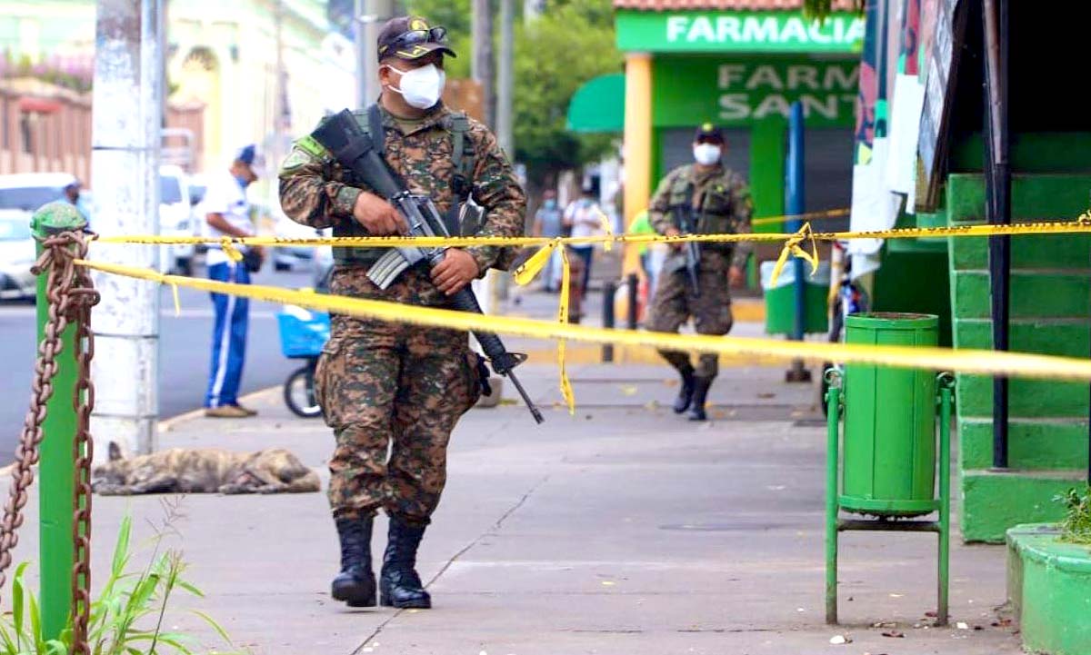 Militares dando seguridad en Santa tecla