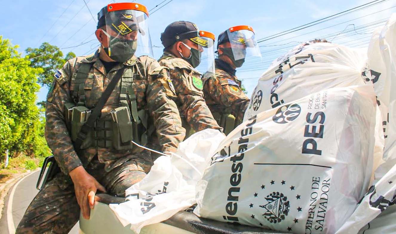 Militares entregando alimentos 1
