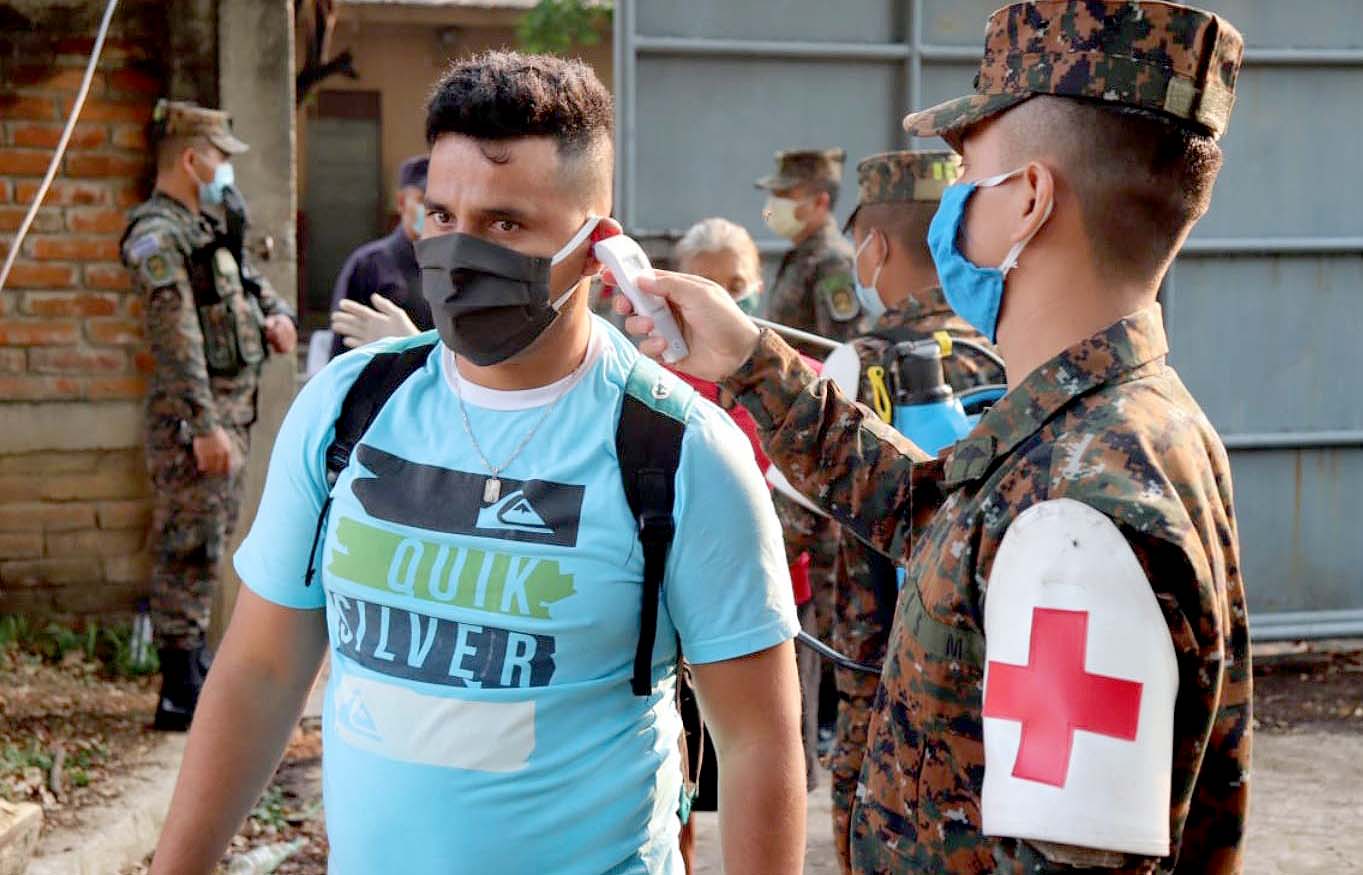 Militares ayudando 11