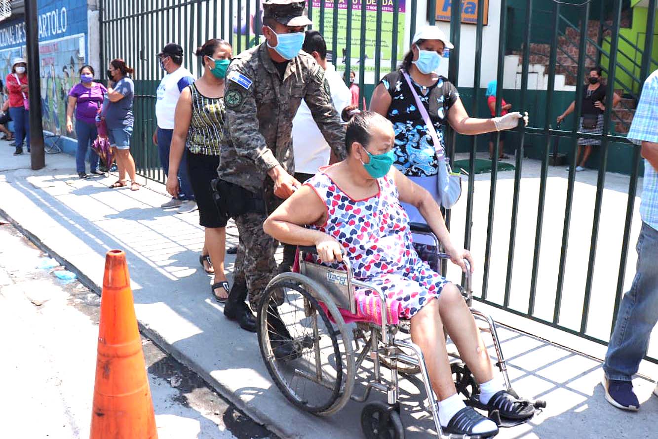 Militares ayudando 12