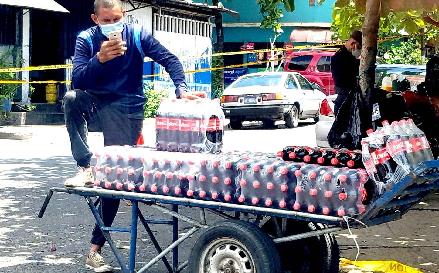 Vendedores informales cambia las frutas y verduras por la coca cola 2
