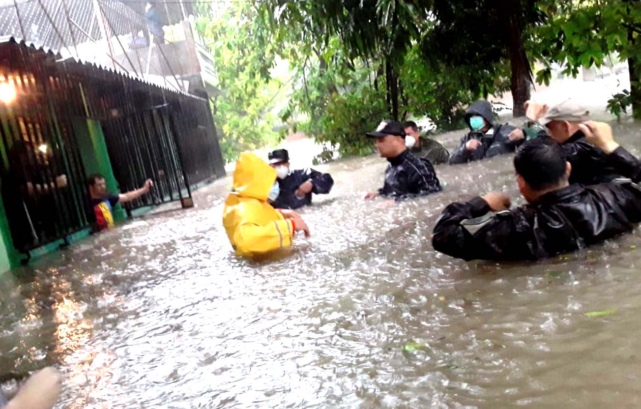 Calles inundadas en colonia Santa Lucía