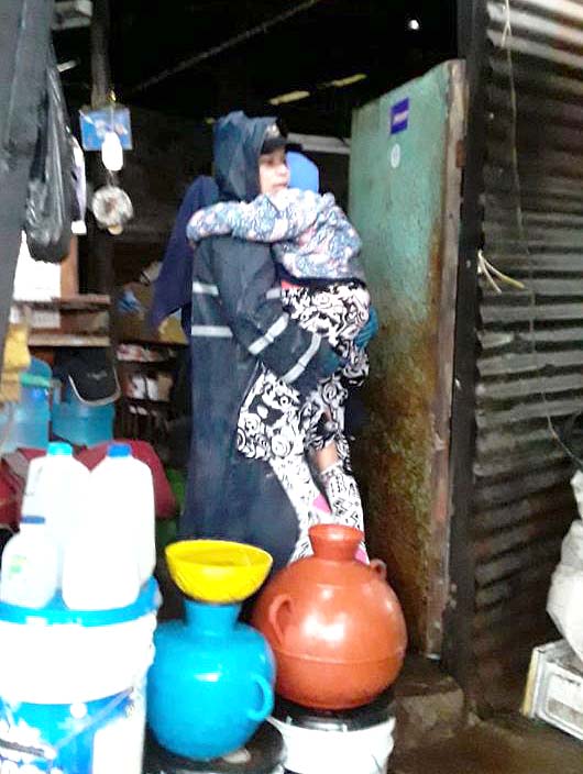 Evacúan a 22 familias por desborde río Comalapa en San Luis Talpa