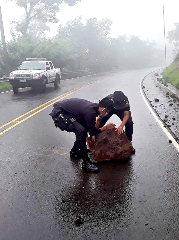 Policías en longitudinal del norte en San Simón Morazán