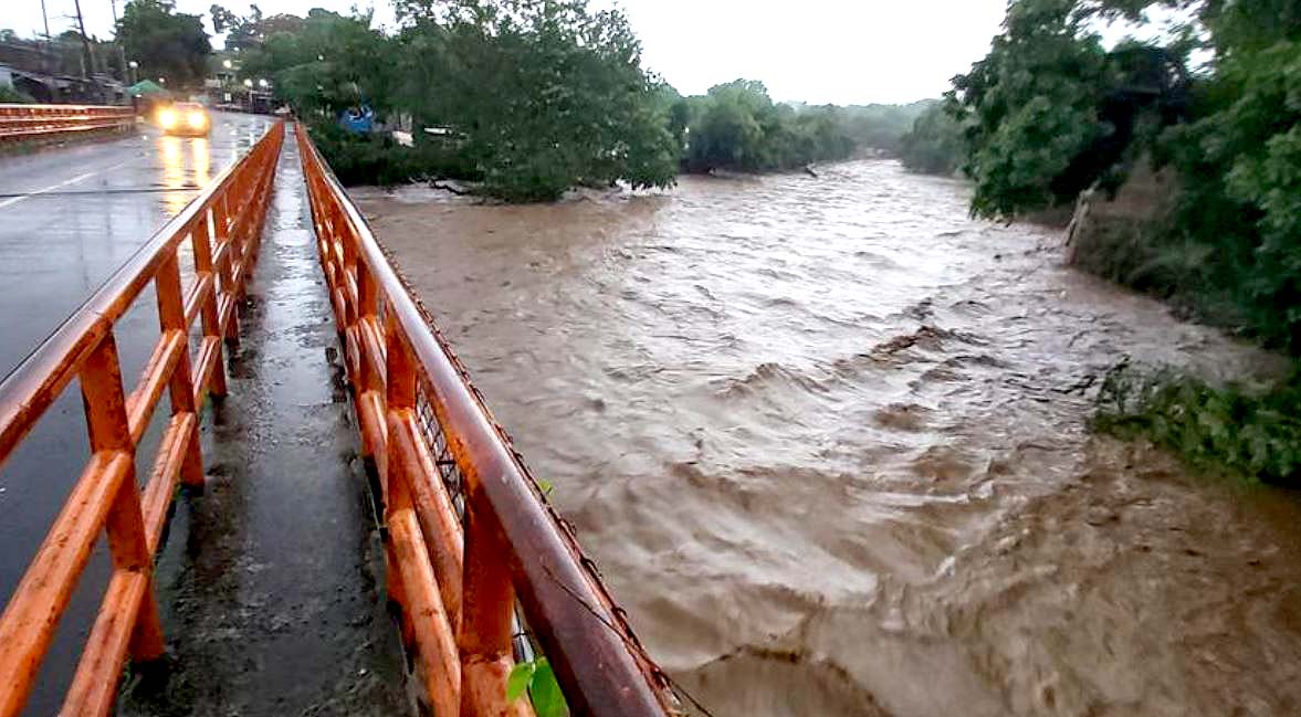 Viviendas junto al río Chilama Puerto de La Libertad 3