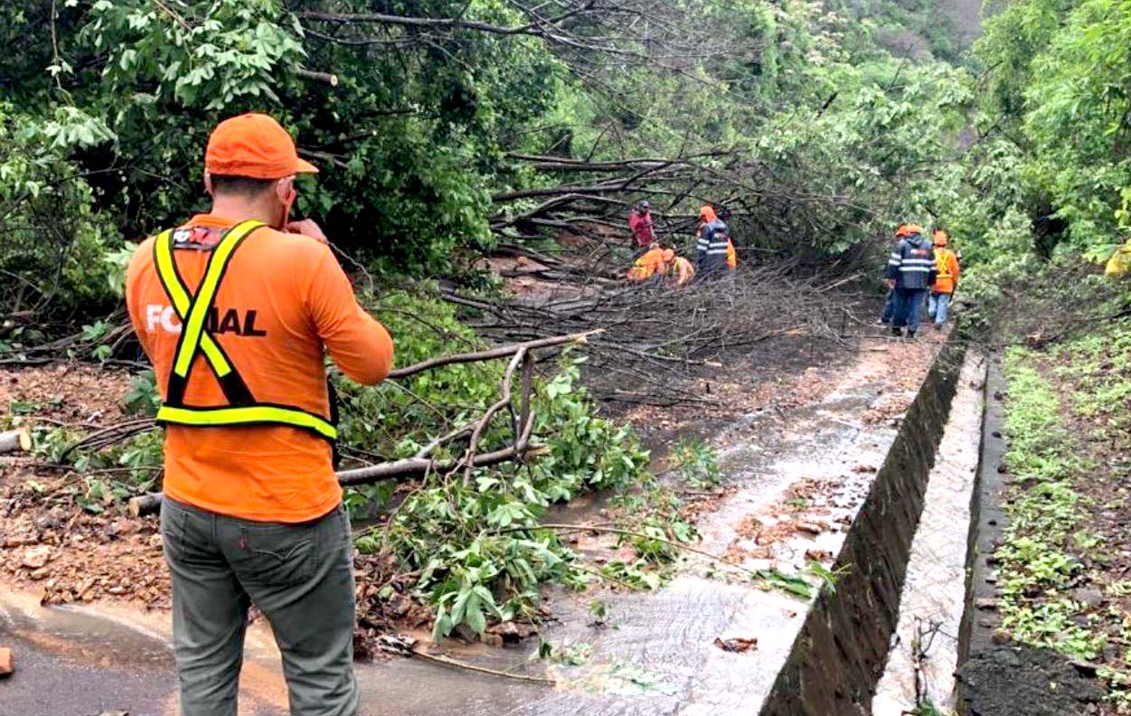 Derrumbe en calle Chirilagua a San Miguel 2