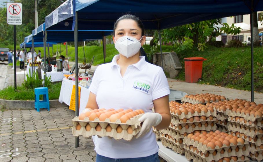 Emprendedora ofreciendo huevos