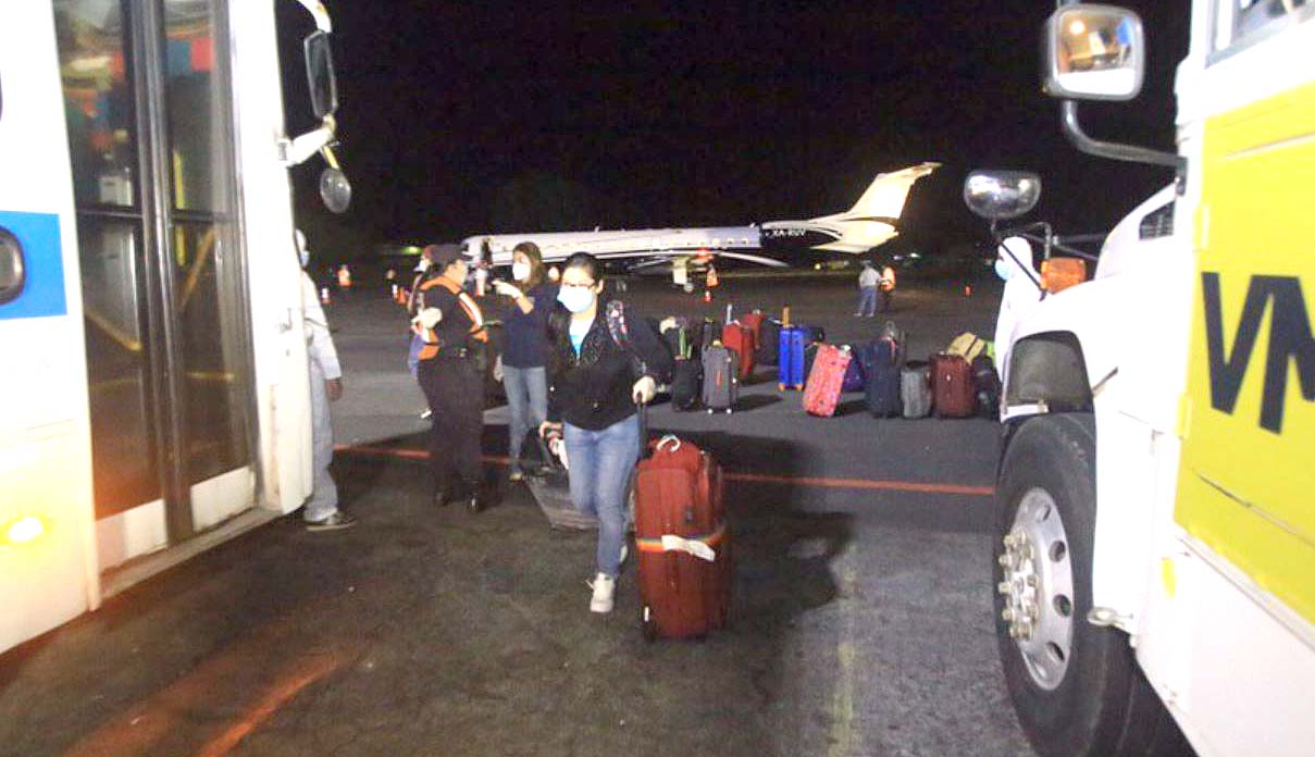 Salvadoreños varados en Barbados 3