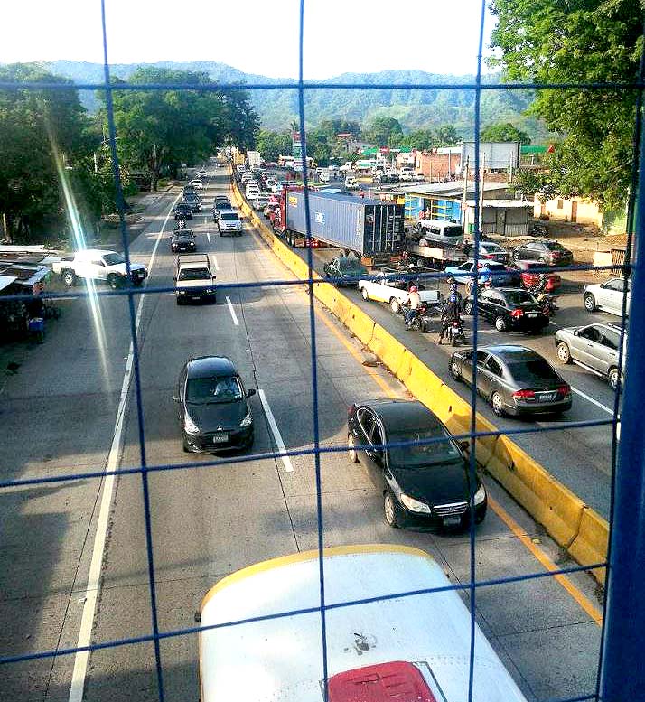 Calle a Los Chorros sector del Poliedro