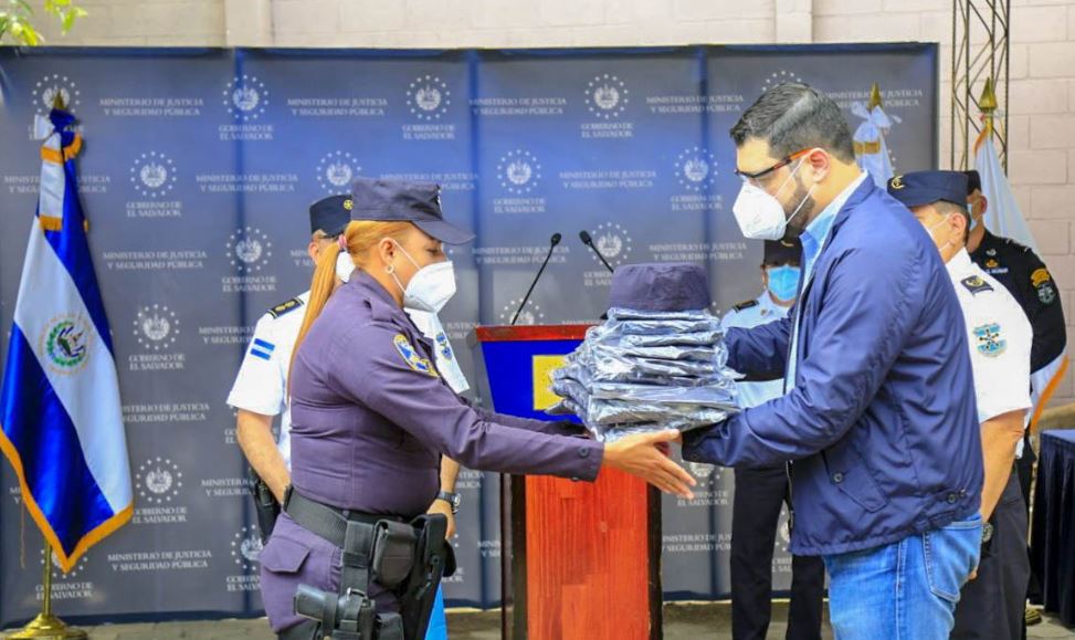 Rogelio y policía