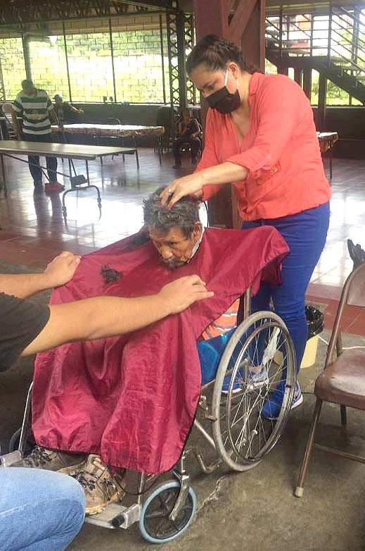 Cortan pelo a adultos mayores gratis Fotos tomadas de alcaldía de Sonsonate 2