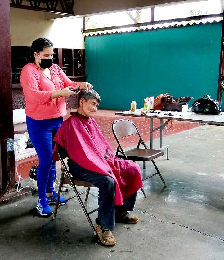 Cortan pelo a adultos mayores gratis Fotos tomadas de alcaldía de Sonsonate 5